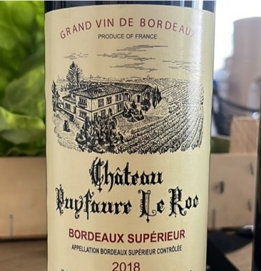 Une bouteille de Château Puyfaure Le Roc 2018, Bordeaux Supérieur, sur le stand